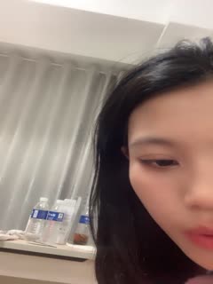 清纯小妹露脸展示，全裸在床上让小哥拍给狼友看，只看不草又不会怀孕，奶子很嫩逼逼性感，还没长几根毛刺激第01集